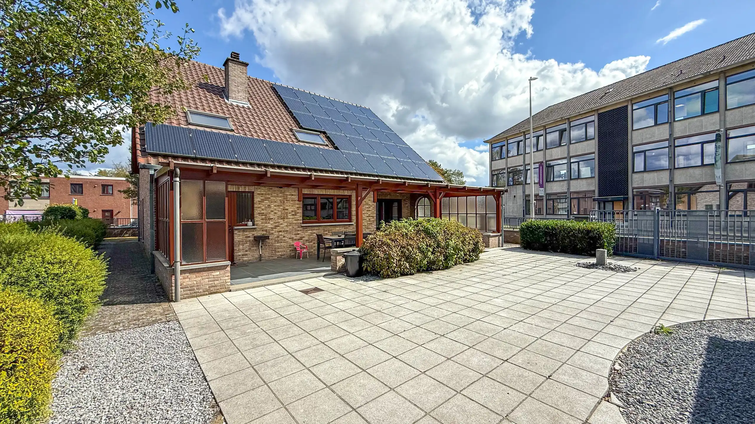 Ruime gezinswoning met 4 slpk, zonnepanelen en grote tuin! foto 44