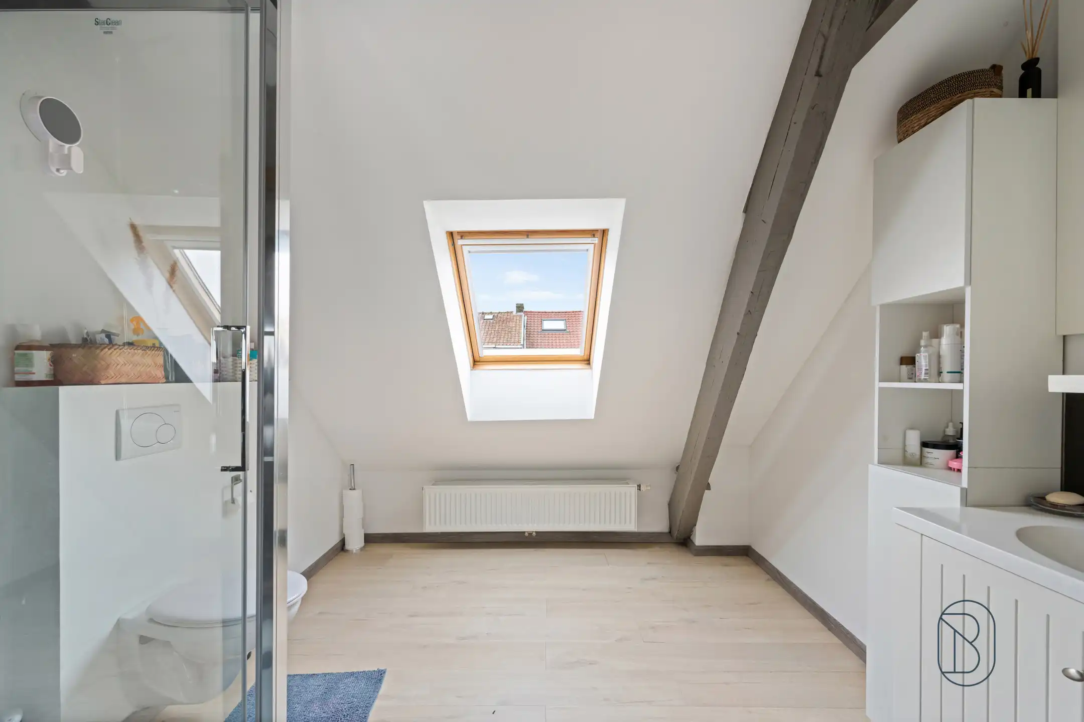 Topgelegen handelspand met verhuurd duplexappartement foto 12