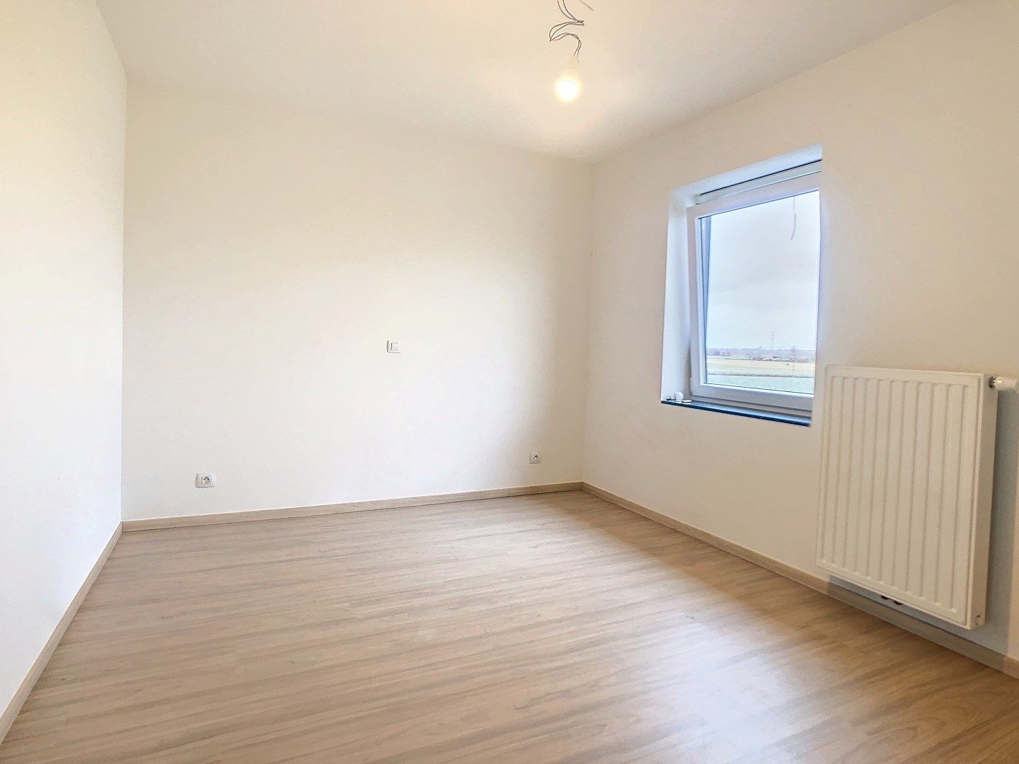 Recente woning te huur met 3 slaapkamers , tuin, garage en 2 parkeerplaatsen ! foto 6