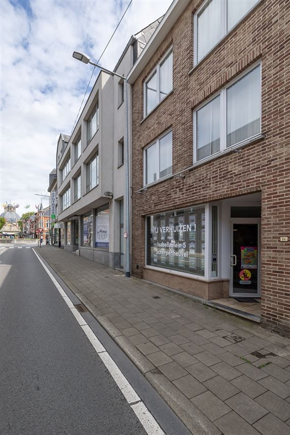 Verzorgd gebouw met handelszaak en 2 apt foto 61