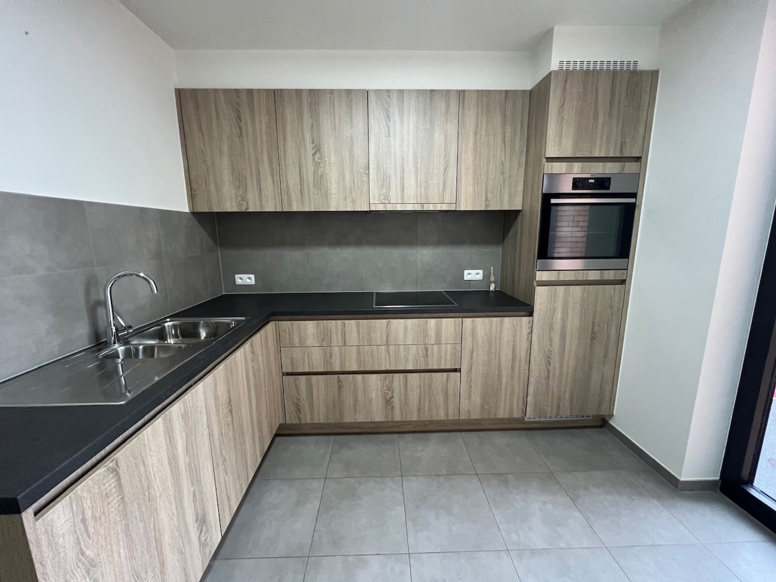 Recent dakapp met 2slpk, terras en parking foto 11