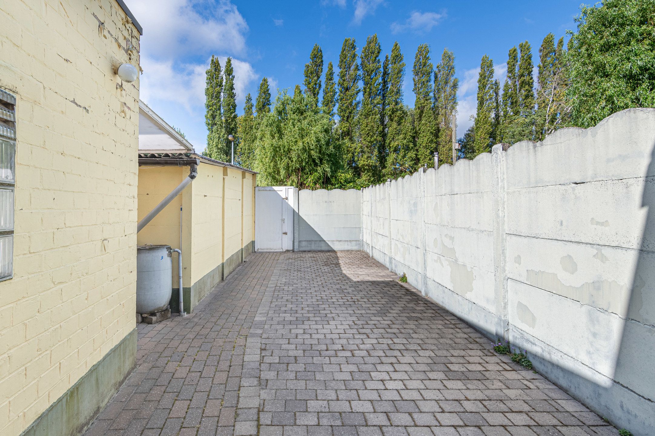 Knusse te renoveren woning met garage foto 18