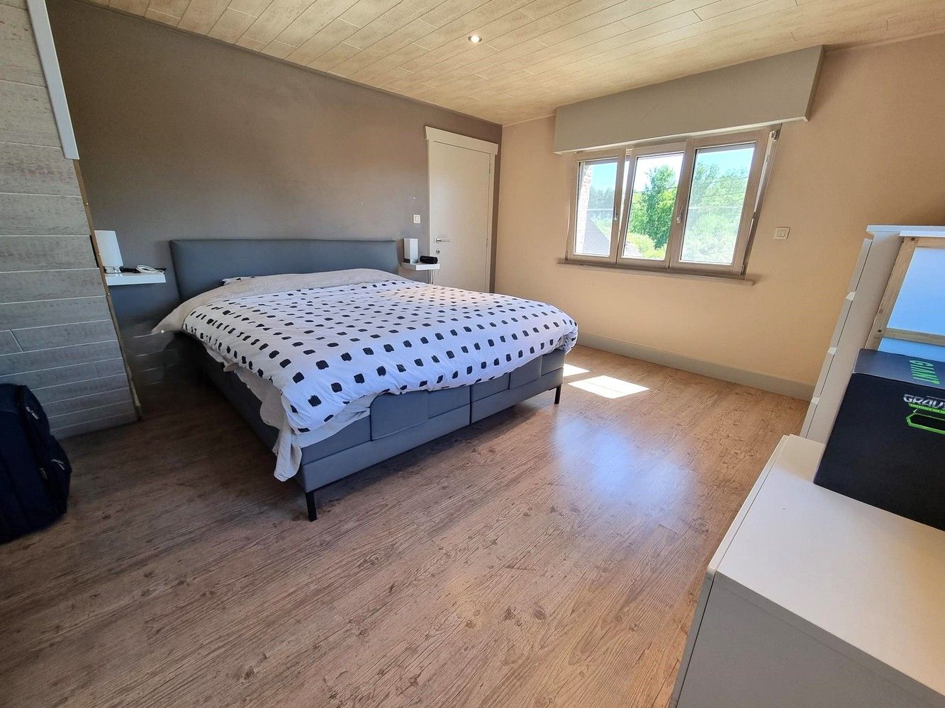 Vernieuwde woning, zeer rustig gelegen met 3 slaapkamers.  Extra kamers mogelijk dankzij de ruime zolder. foto 9