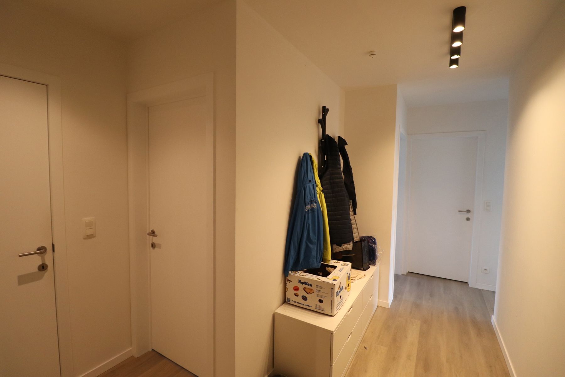 Recent 2-slaapkamerappartement 1ste verdieping links met lift, autostaanplaats en berging. foto 2