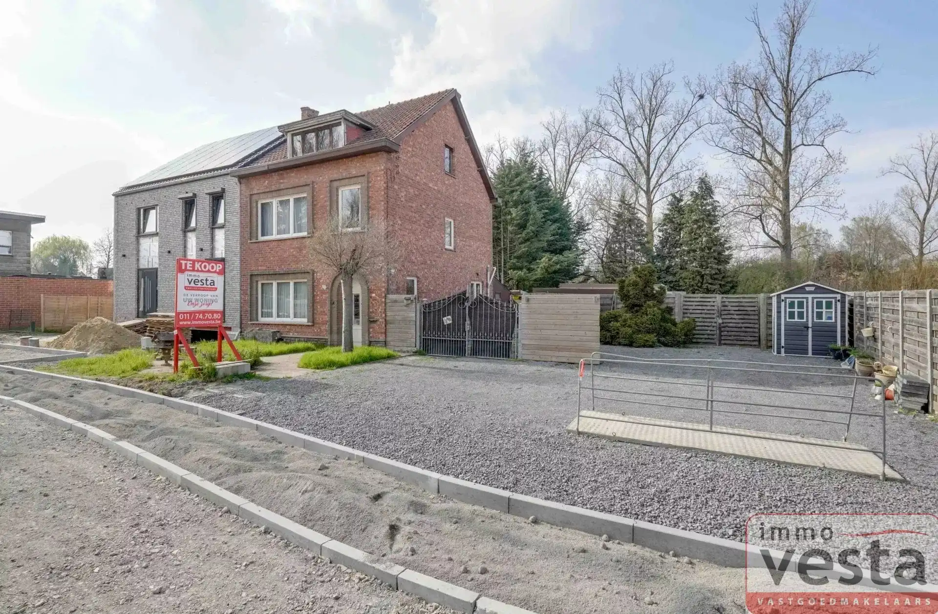 Ruime, op te knappen woning aan de stadsrand foto 2