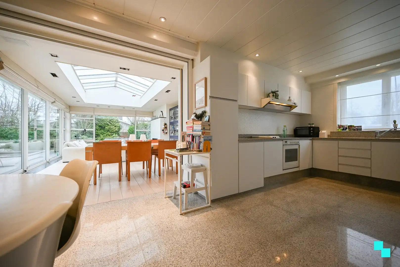 Verrassend ruime woning op hoekperceel te Izegem, Bosmolens foto 9