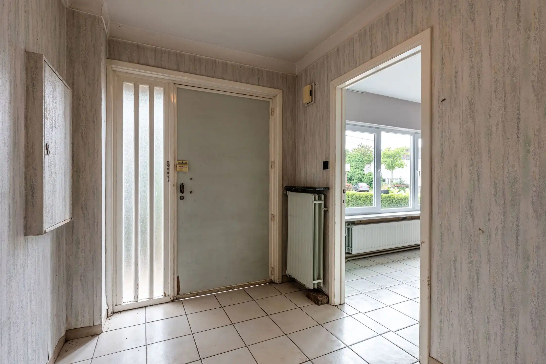 Te renoveren half open woning met veel potentieel!  foto 2