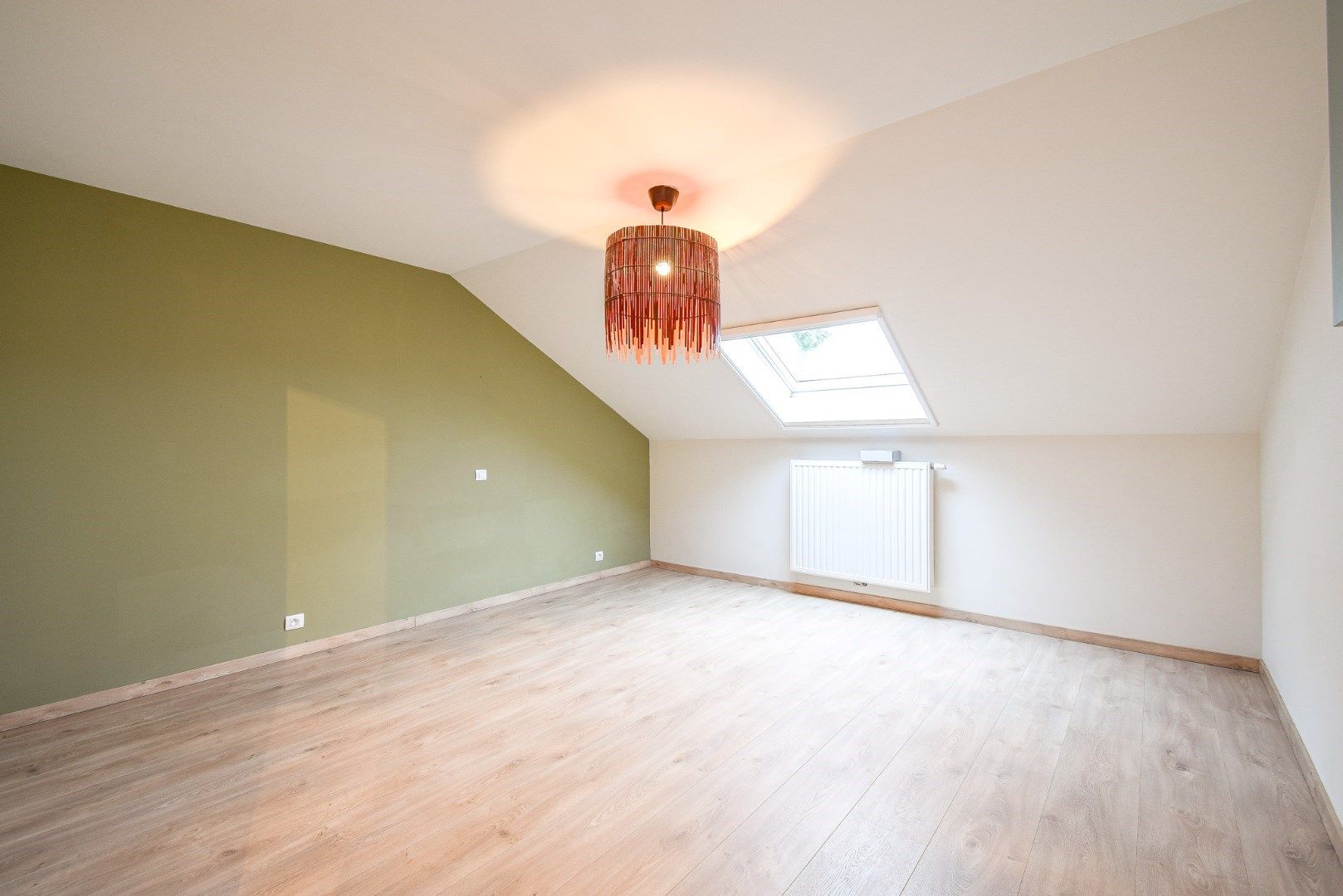 Instapklare woning met 3 slaapkamers en inpandige garage op centrale ligging te Zevekote foto 9
