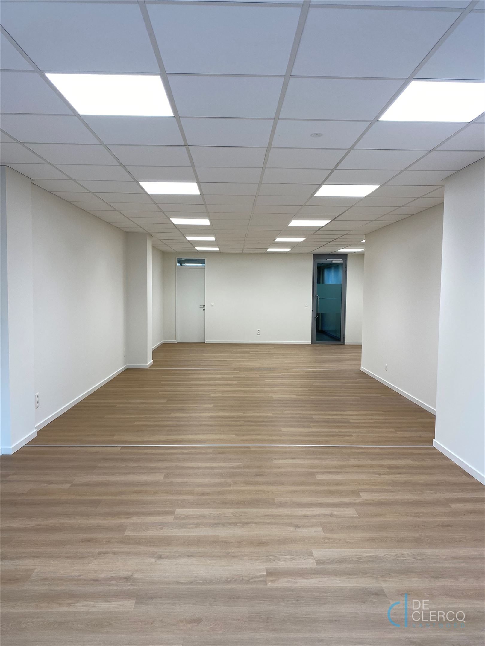 Nieuw, ruim handelspand te huur in centrum Lochristi!  foto 3