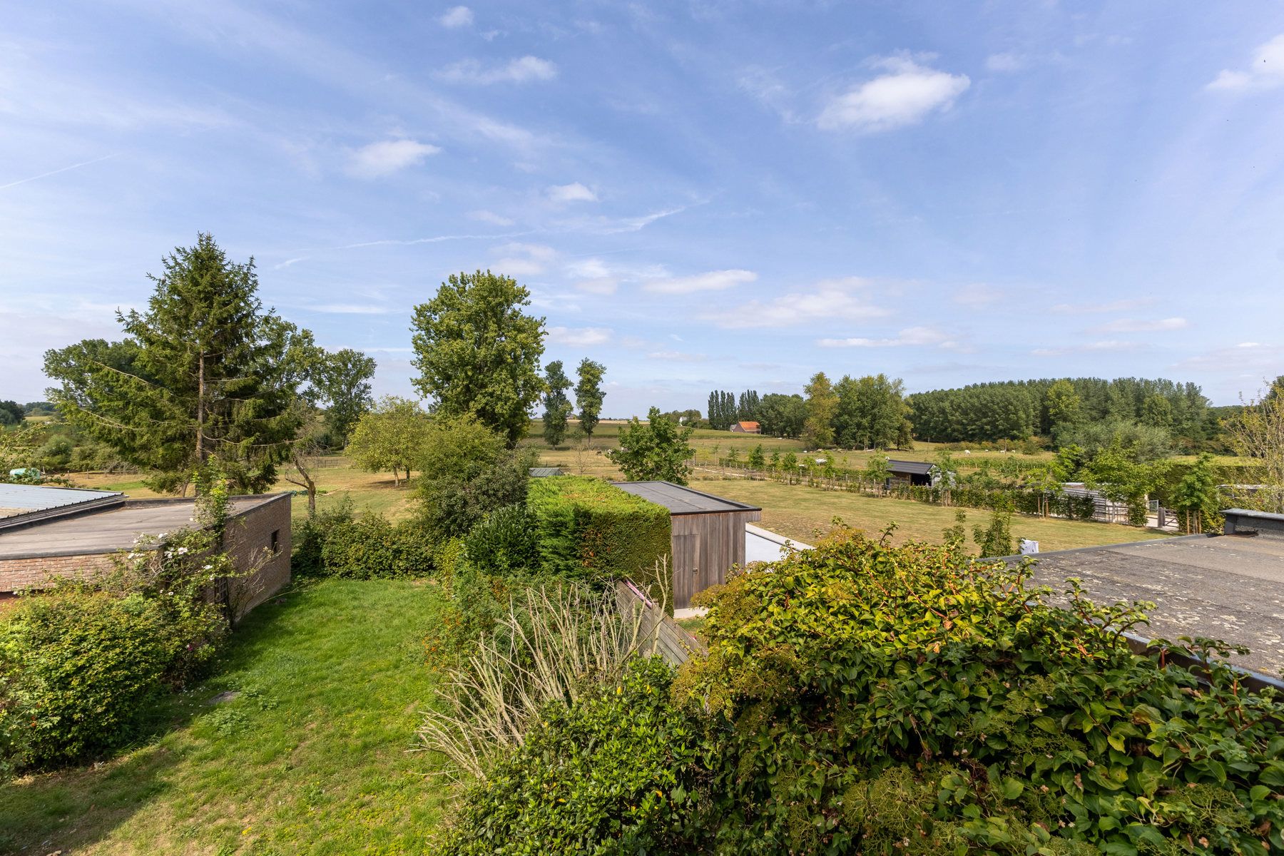 Landelijk gelegen woning met 3 slaapkamers en garage foto 2