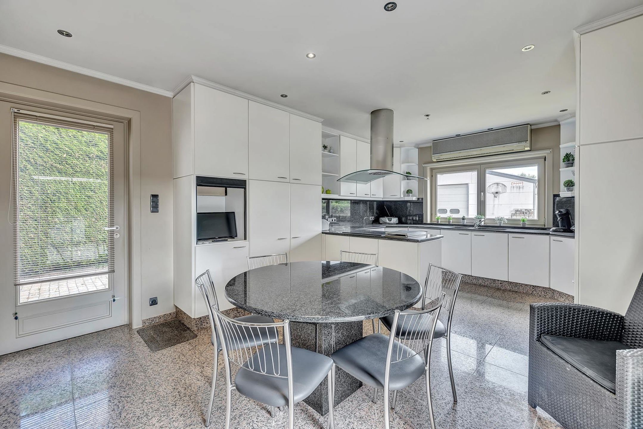 Prachtige villa met achterliggende loods van +/- 200m² foto 8