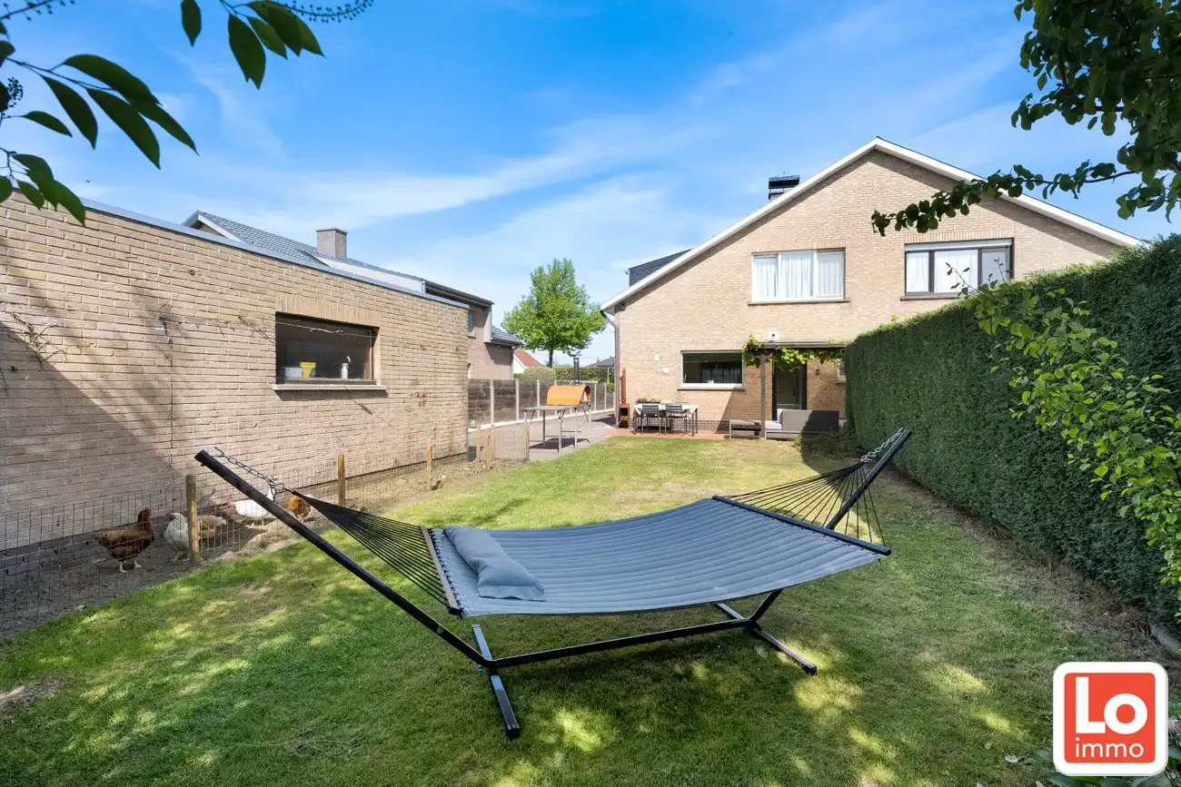 Instapklare halfopen woning met afzonderlijke garage op toplocatie in hartje Lochristi! foto 15