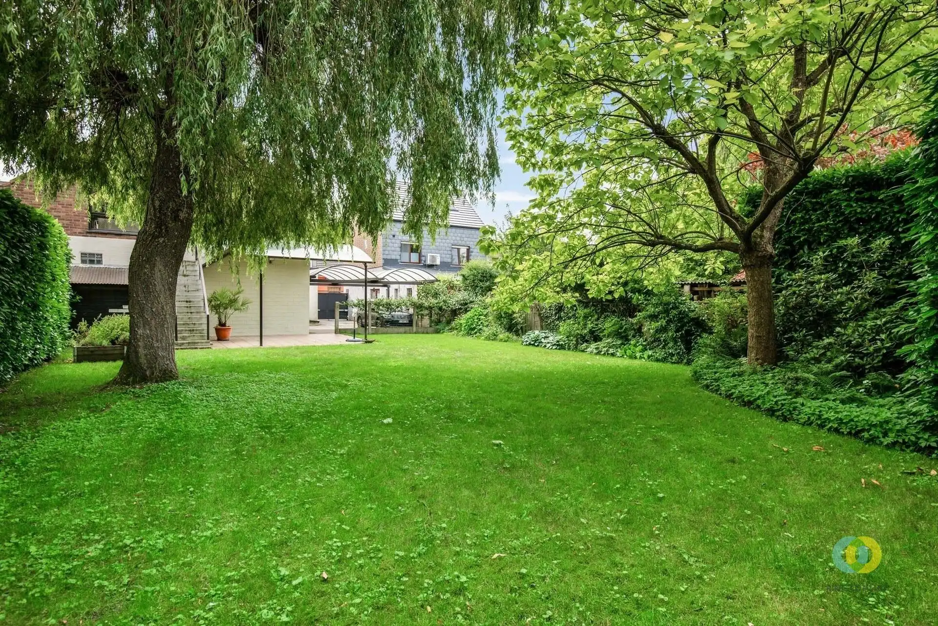 Ruime woning met praktijkruimte, garage en tuin foto 13