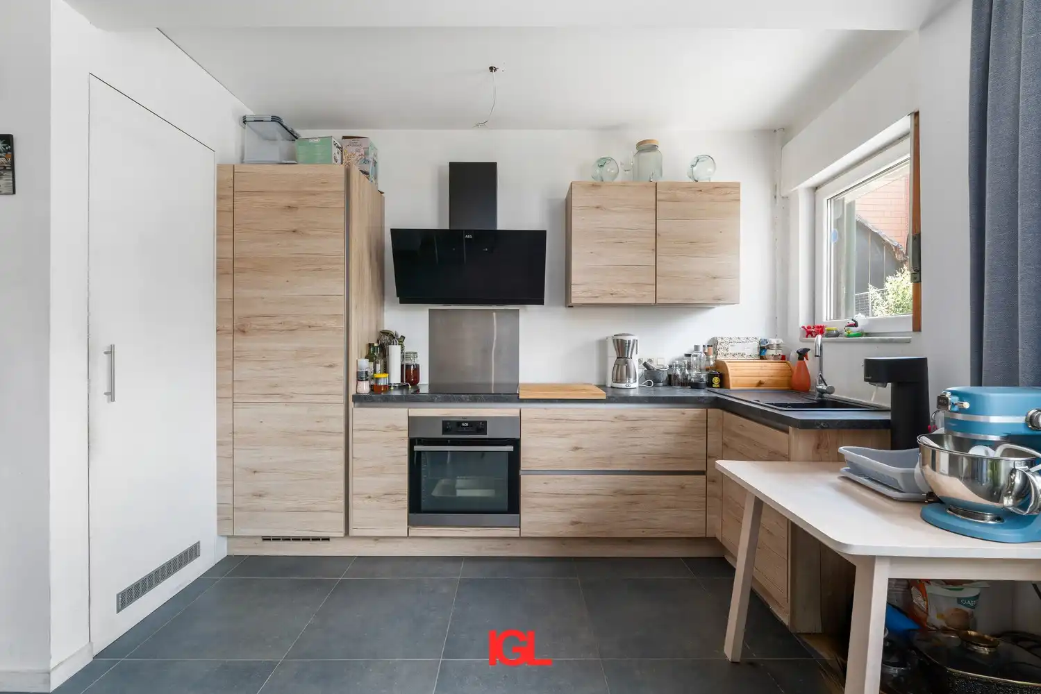 Gerenoveerd gelijkvloers appartement met 2 slaapkamers en garage. foto 7