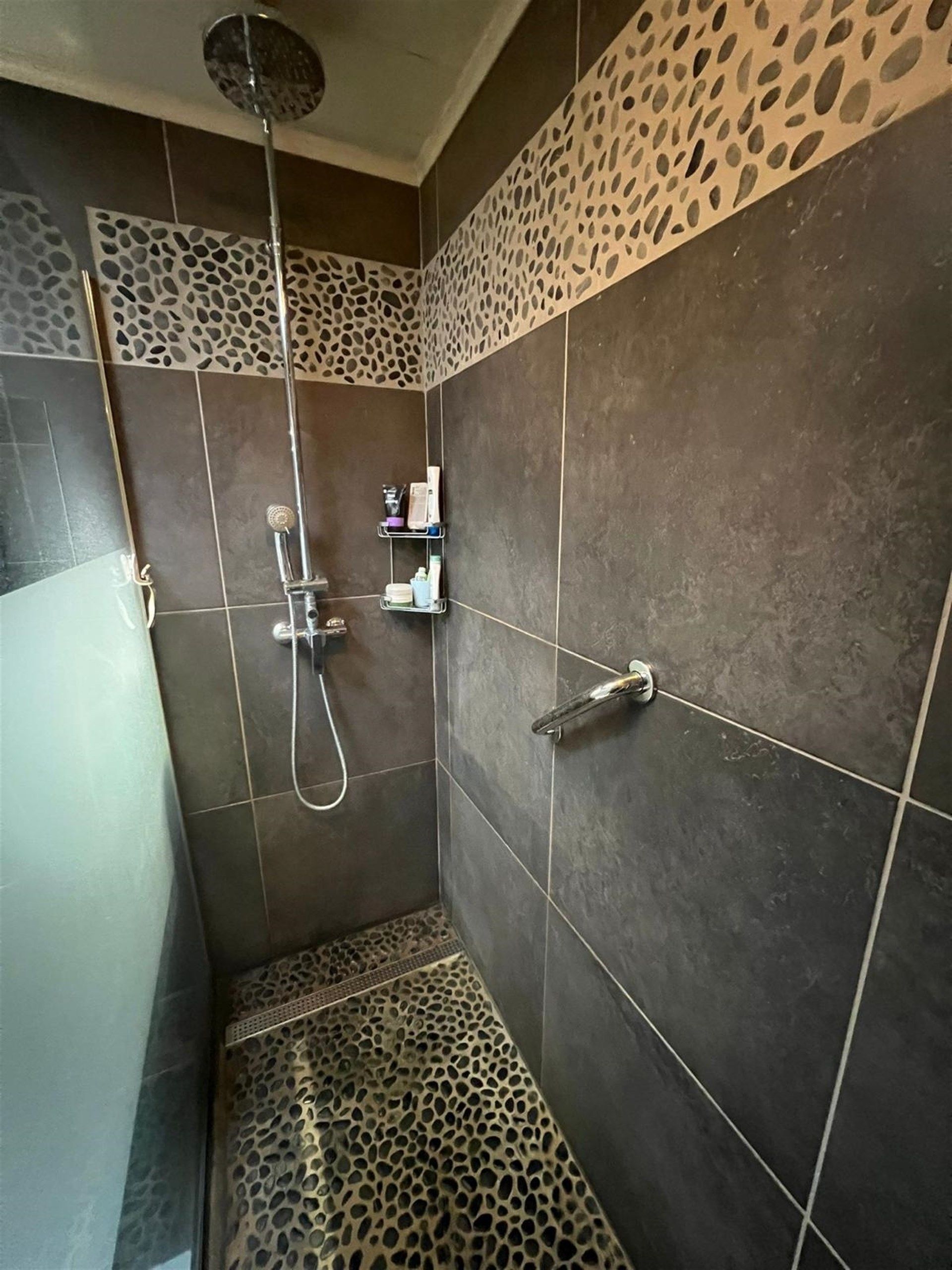 Ruime bungalow met twee slaapkamers en grote tuin foto 15