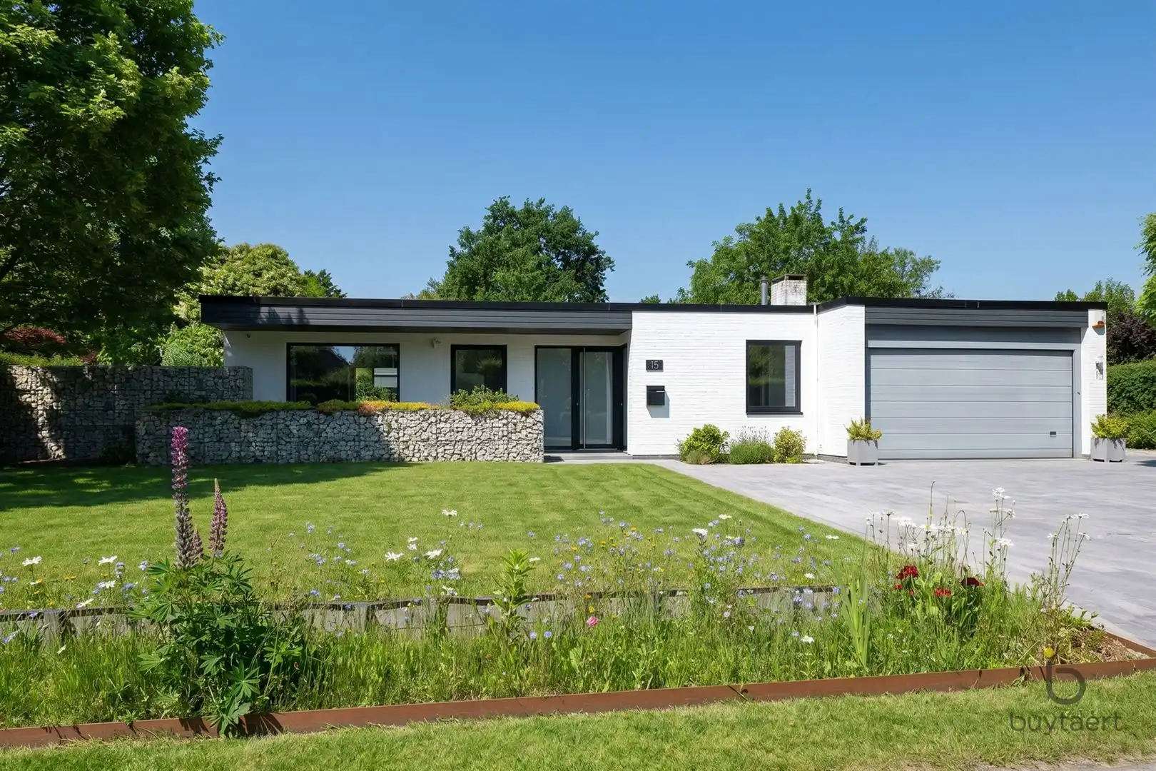 Hoofdfoto van de publicatie: Te renoveren zonovergoten gelijkvloers 70’s woning met prachtige tuin en tal van mogelijkheden!
