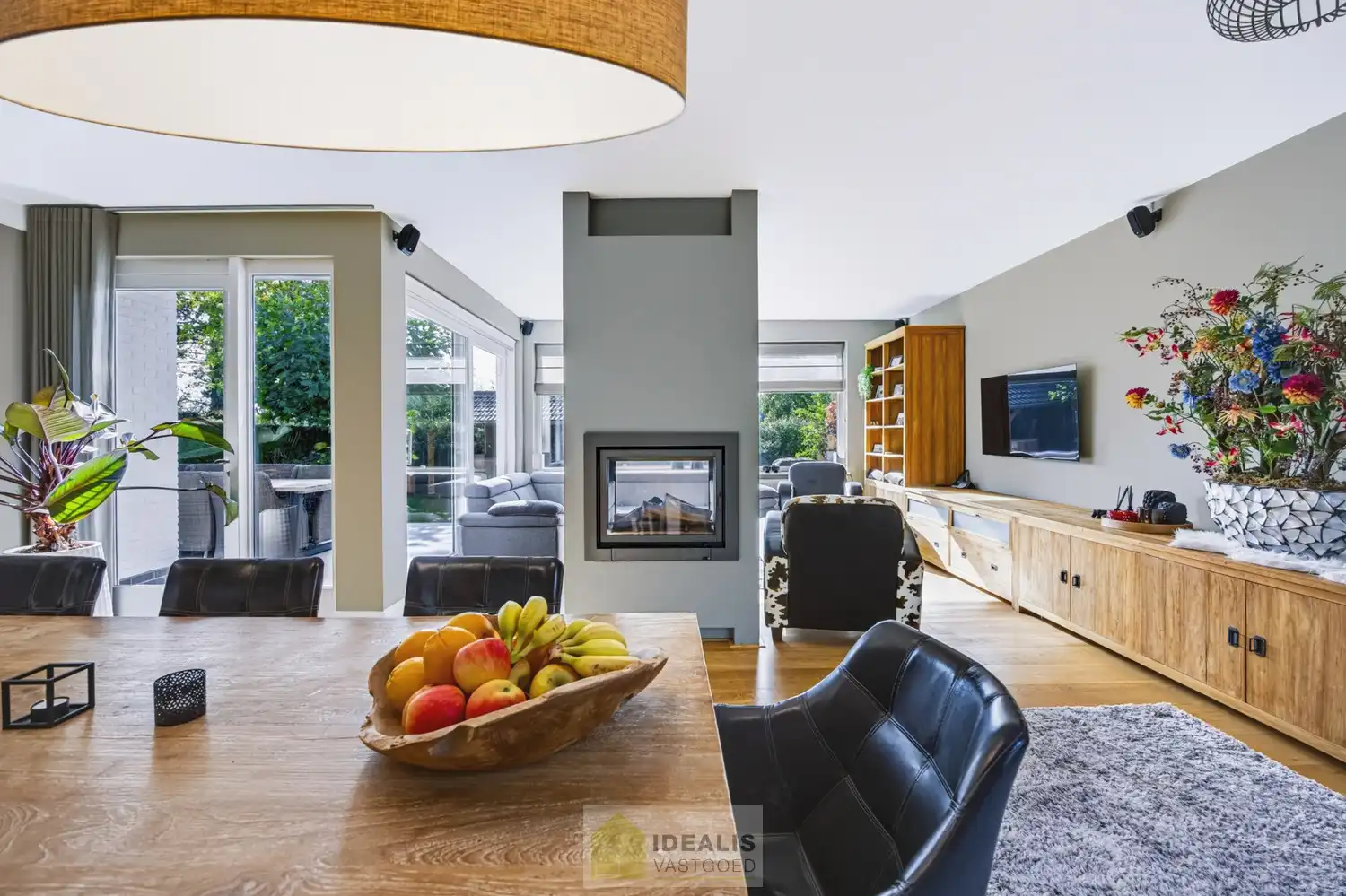 IDEALIS VASTGOED – EEN HUIS OM VERLIEFD OP TE WORDEN! DEZE PRACHTIGE INSTAPKLARE (LEVENSBESTENDIGE) VILLA MET EEN HEERLIJKE LICHTRIJKE LEEFRUIMTE VOORZIEN VAN EEN OPEN KEUKEN, 5 SLAAPKAMERS, 2 BADKAMERS, EEN PERFECT AANGELEGDE TUIN IN ALLE PRIVACY, UITGERUST MET EEN GOED VOORZIENE BUITENKEUKEN EN BIJGEBOUWEN INGERICHT VOOR WELLNESS (HOT TUB) EN BERGRUIMTE! EEN MUST VISIT VOOR ZIJ OP ZOEK NAAR MOOIE HUIZEN! foto 15