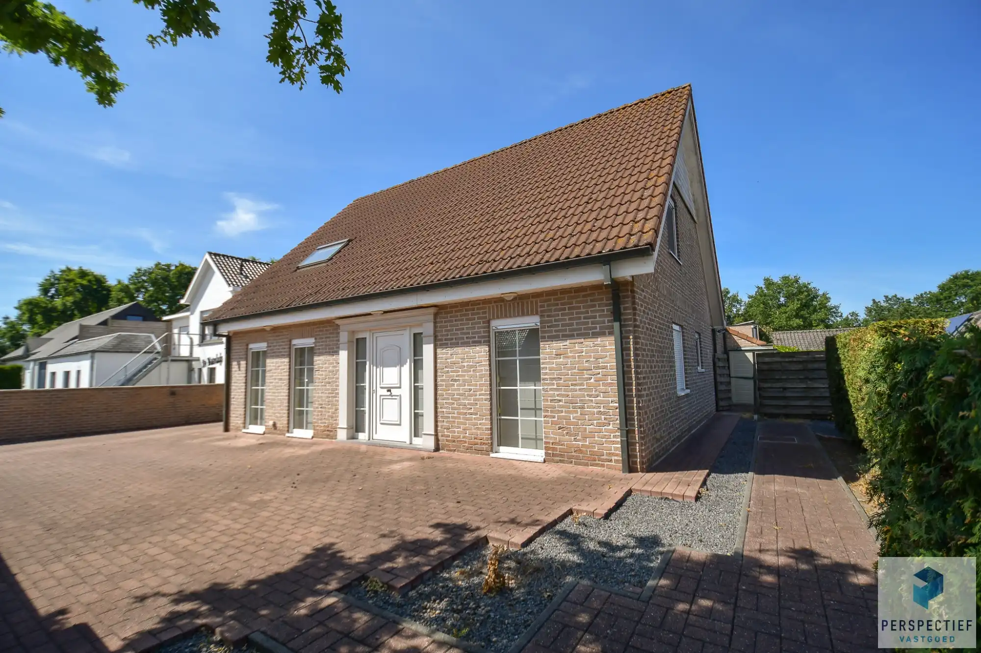 Unieke villa met dubbele garage en opslagplaats/ loods in rustige omgeving foto 5