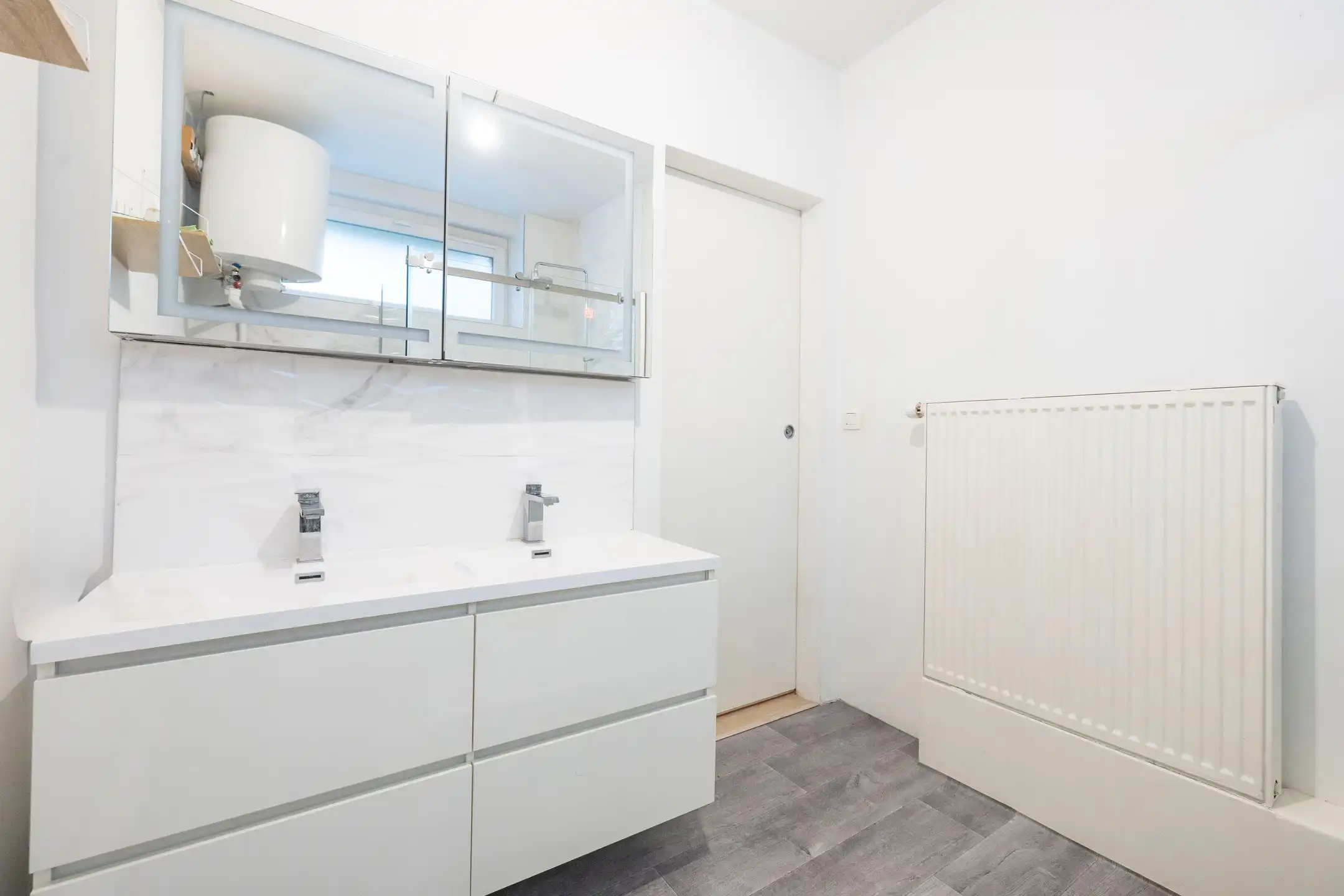 Licht gerenoveerde studio met groen terras in Vorst foto 11