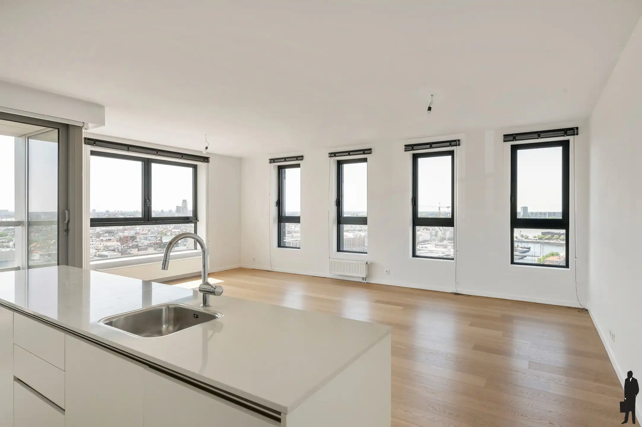Exclusief wonen met adembenemend panoramisch uitzicht in hartje Antwerpen foto {{pictureIndex}}