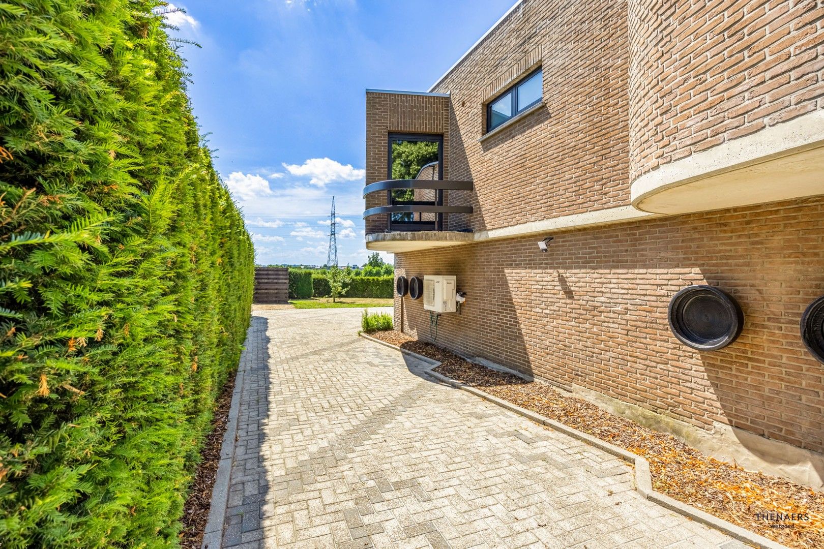 UNIEKE GERENOVEERDE WONING MET 4 SLAAPKAMERS EN PRACHTIG UITZICHT OP DE VELDEN. foto 50