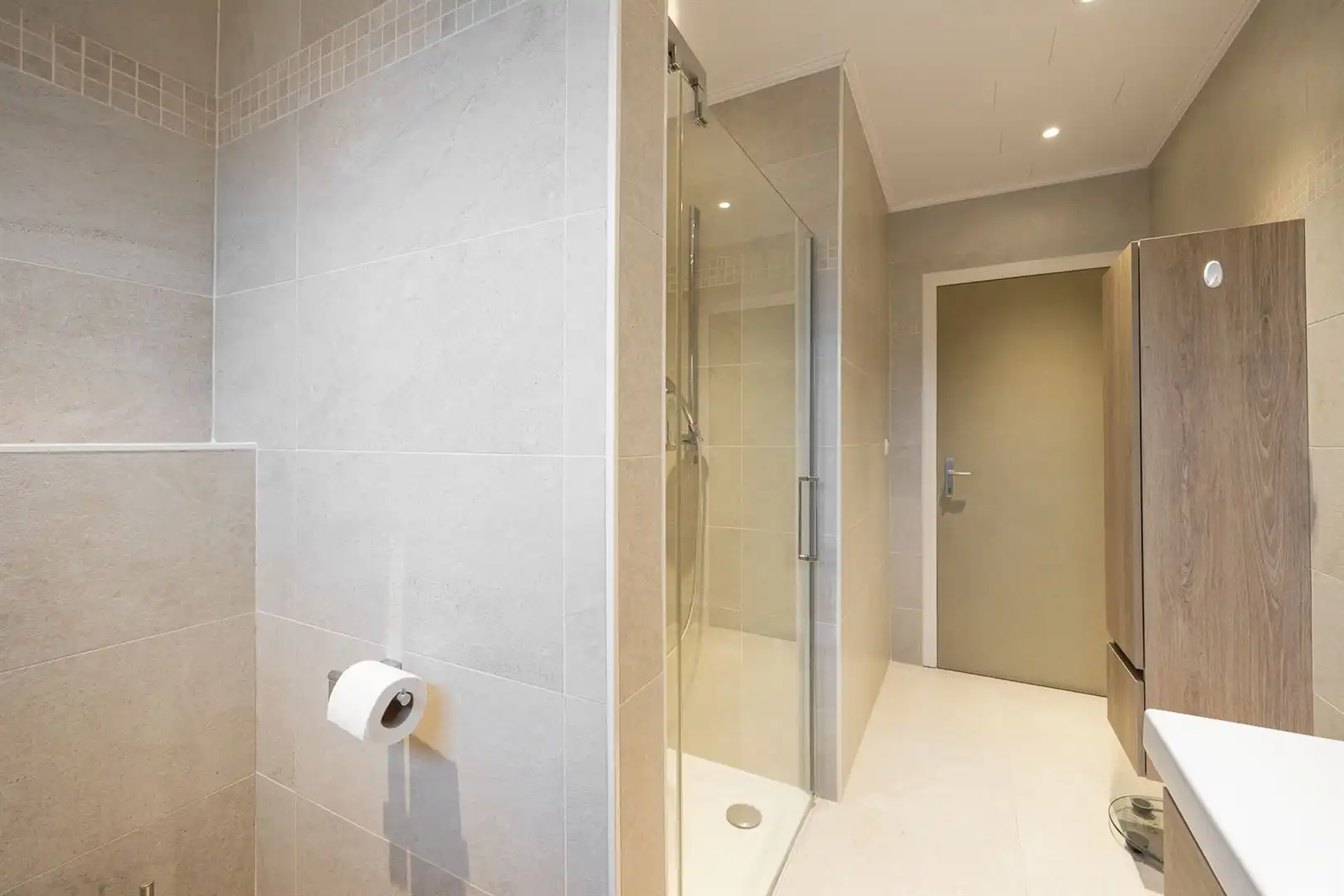 Verzorgde laagbouwwoning met tuin en garages! foto 12