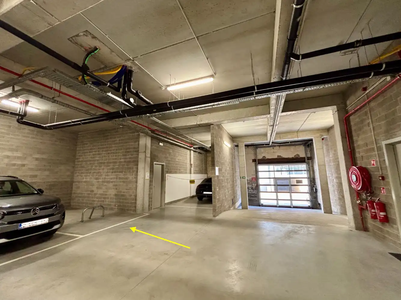 Uiterst centraal gelegen parkeerplaats foto 4