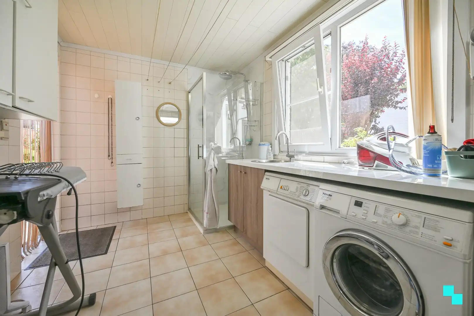 Zeer ruime woning met naastliggend interessant perceel te Izegem foto 13