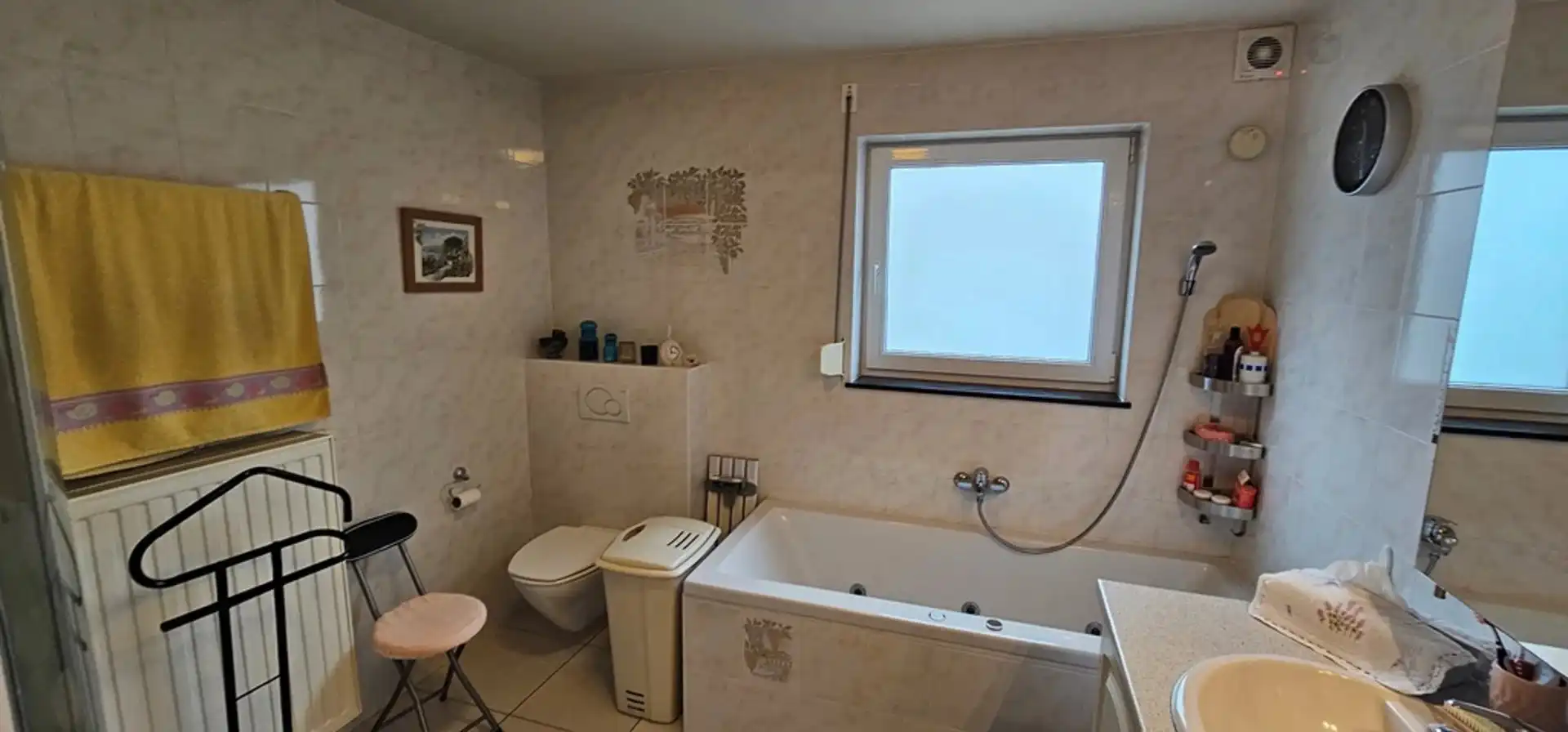 Ruime, recente, instapklare, energiezuinige half open bebouwing met degelijke en kwalitatieve afwerking en zonnepanelen, gelegen net buiten de grote ring van Hasselt. foto 26