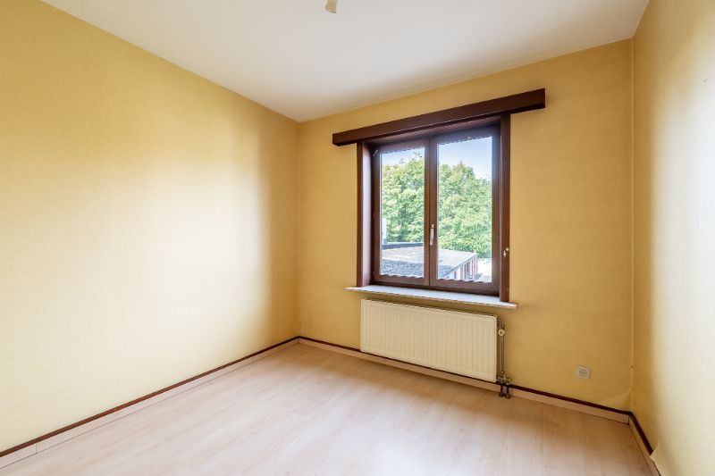 Op te knappen appartement met 3 slpks en afgesloten garage. foto 8