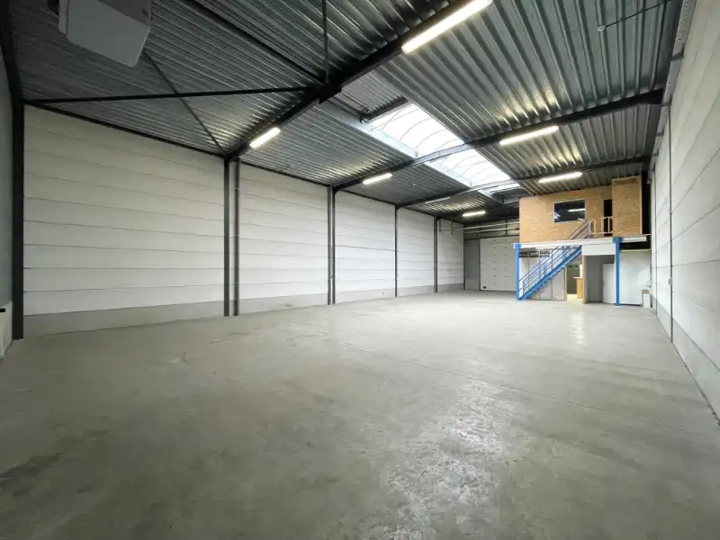 Zeer goed gelegen KMO-unit van 310 m² met mezzanine en 3 parkeerplaatsen foto 2