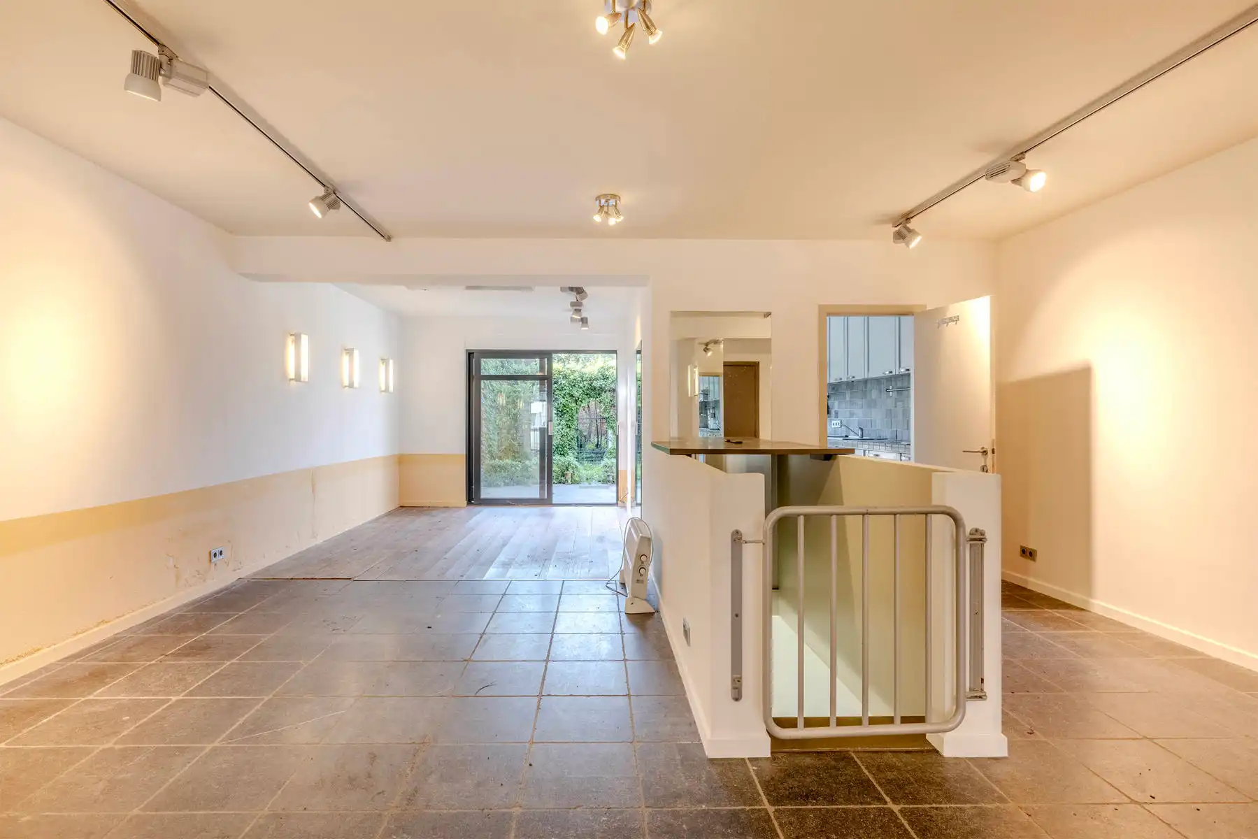 GLV handelspand/kantoor van 133m² met kelder, terras en tuin foto 3