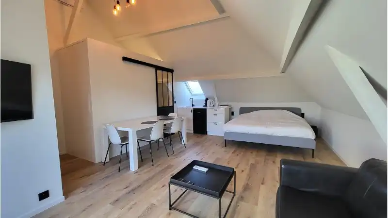 Gemeubelde studio te huur in het centrum van Brugge foto 2