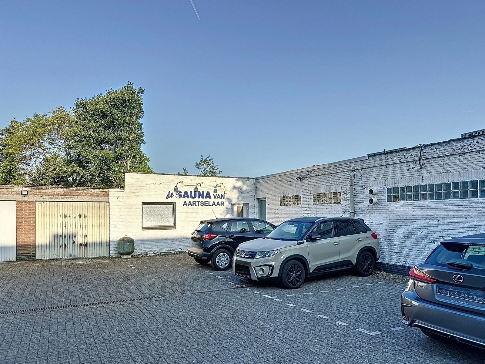Commercieel pand in casco toestand met garage en parkings foto 3