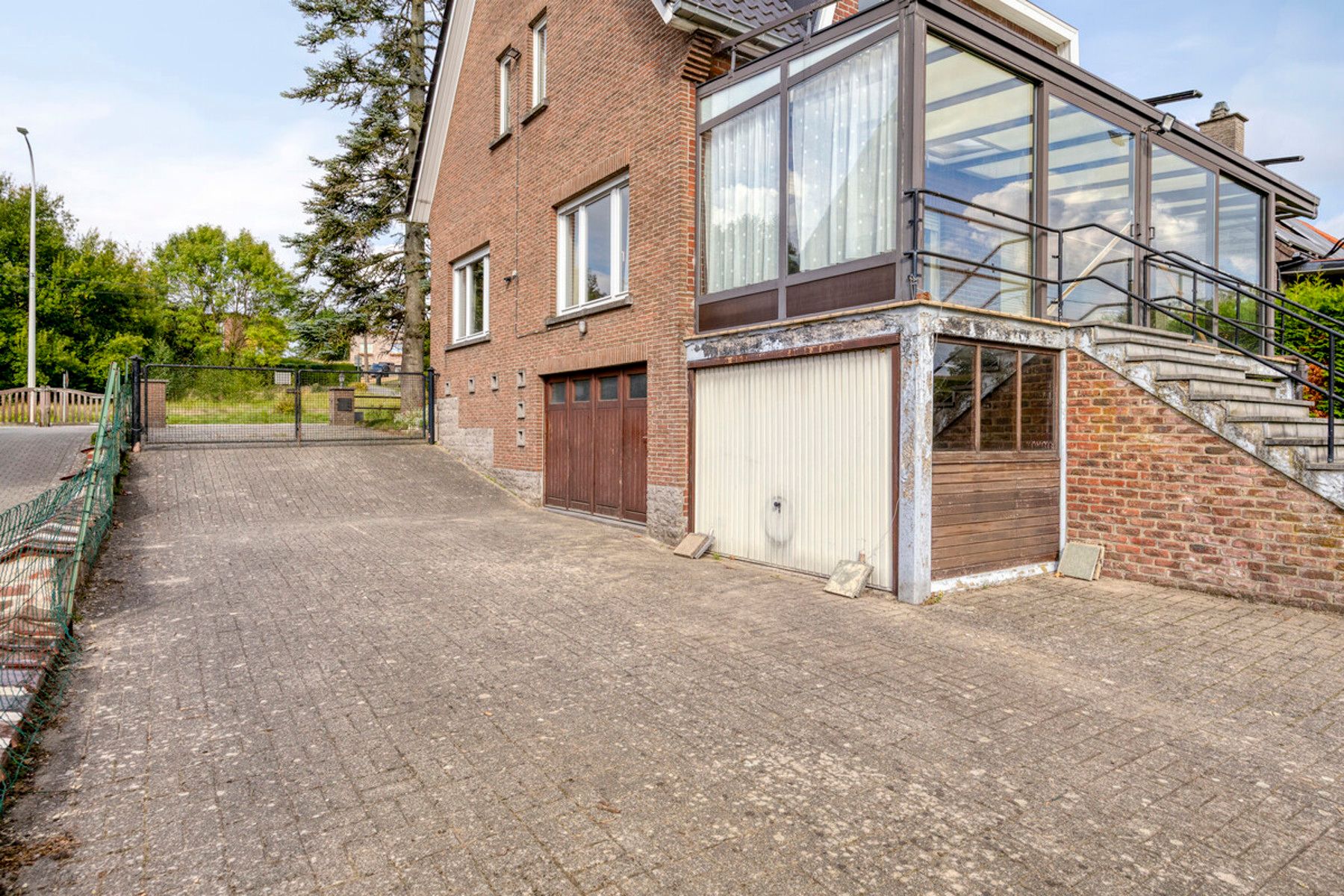 Ruime op te frissen villa met 3 slaapkamers en grote tuin foto 23