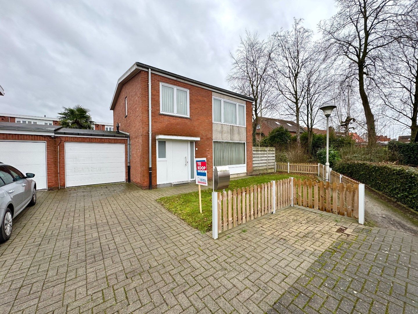 Hoofdfoto van de publicatie: HALFOPEN WONING MET 3 SLPKS, TUIN EN GARAGE