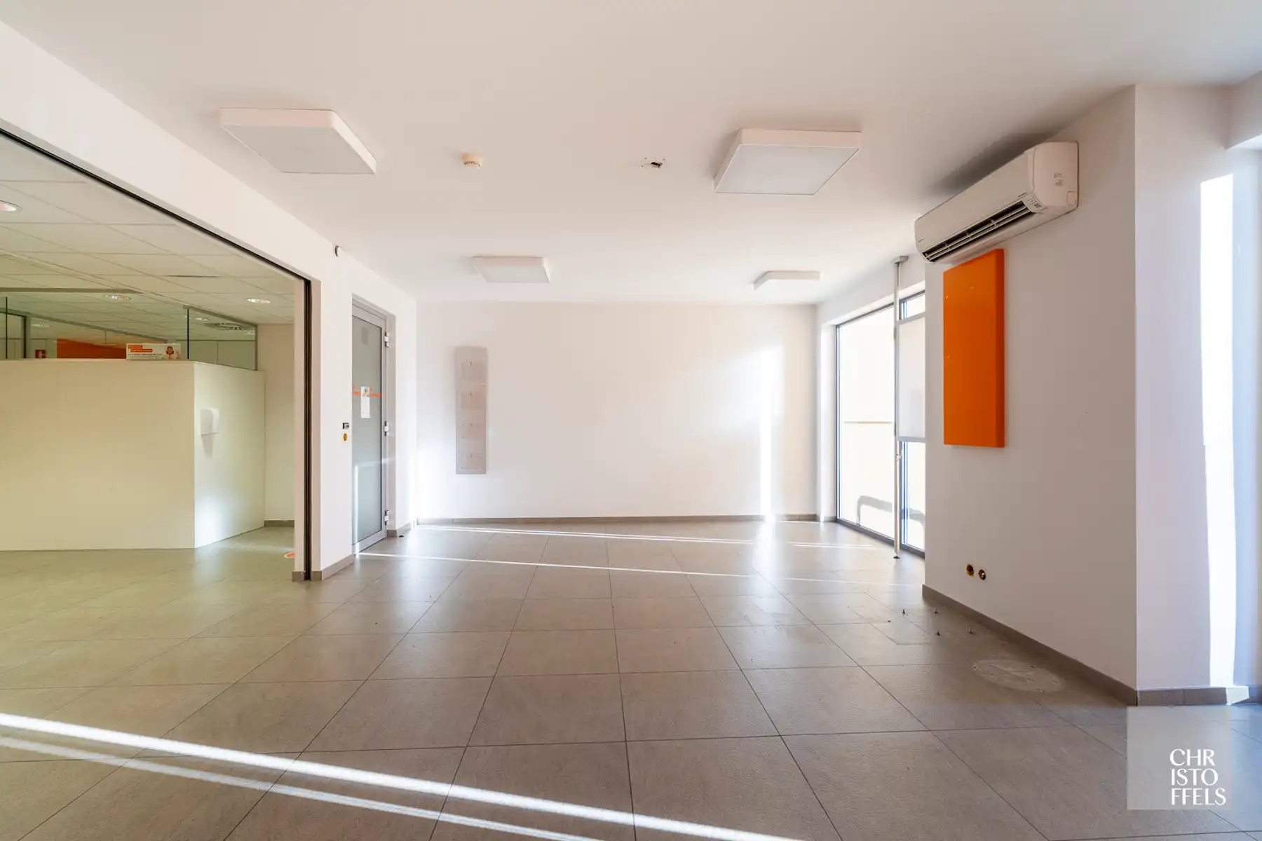 TE HUUR - Commerciële ruimte (271m²) mét parkeergelegenheid op een strategische locatie in Lanaken! foto 3