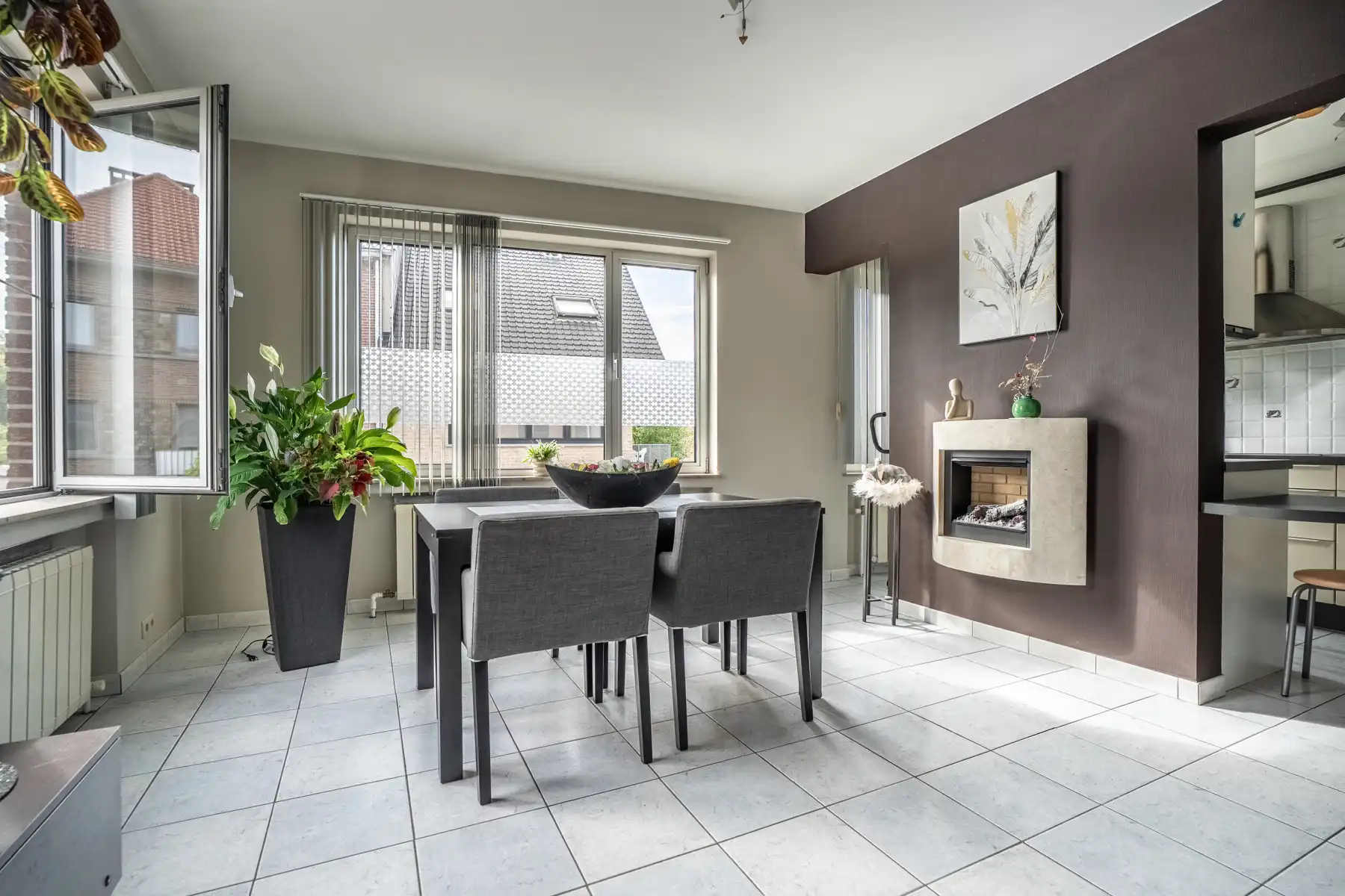 Ruim appartement met terras en dubbele garage! foto 3