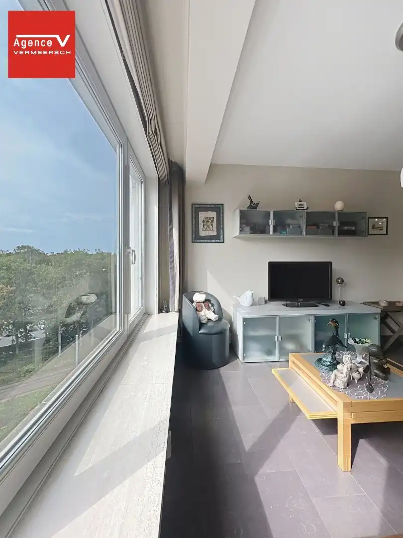 Lichtrijk en centraal gelegen 2-slkr appartement met lateraal parkzicht!  foto 2