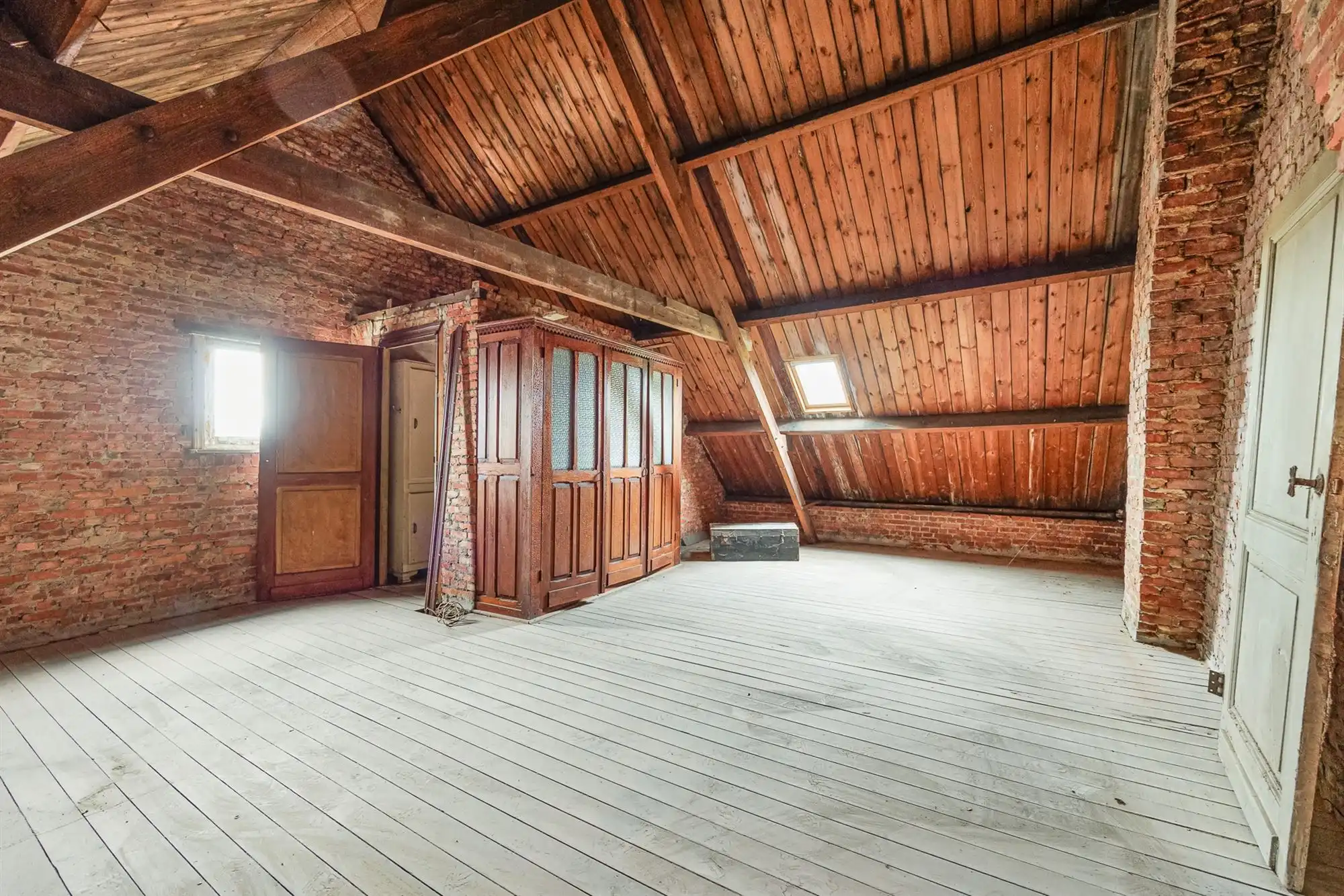 Te renoveren woning met garage, oprit en tuin foto 13