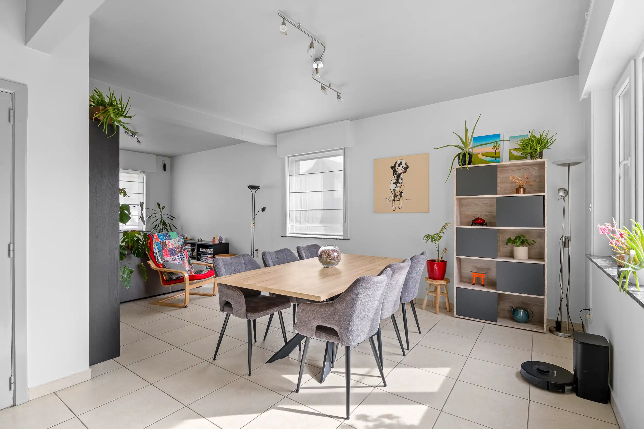 Ruime gezinswoning met 4 slpk, zonnepanelen & zonnige tuin foto 4