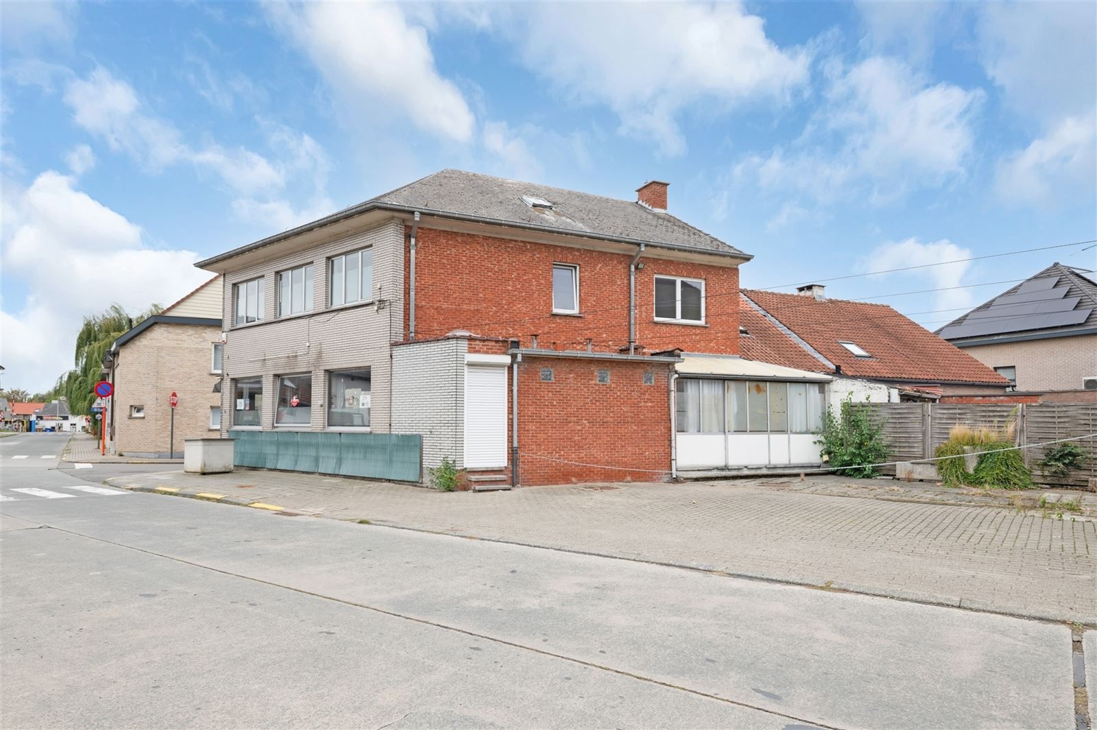 Handelswoning met appartement, garage en parkeerplaats foto 2