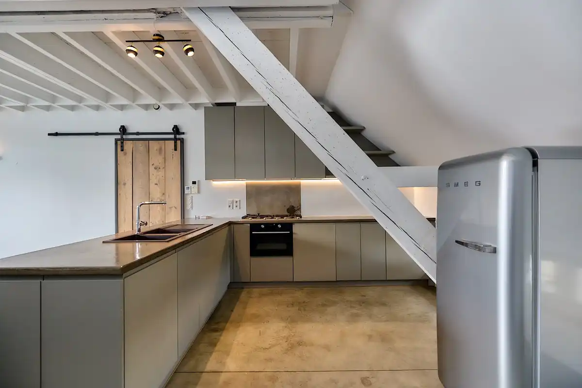 Exceptioneel en luxueus gerenoveerd 19e eeuws duplex dakappartement midden in de binnenstad. foto 3