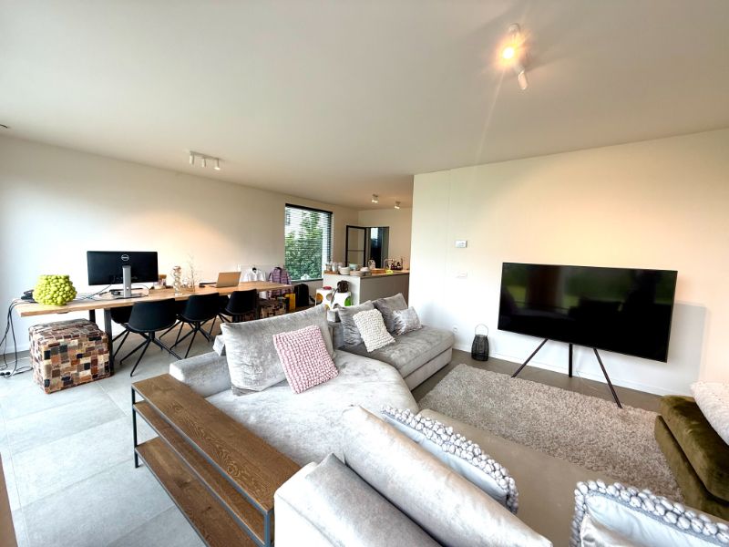 Recente, instapklare woning met 4 slaapkamers en garage foto 2