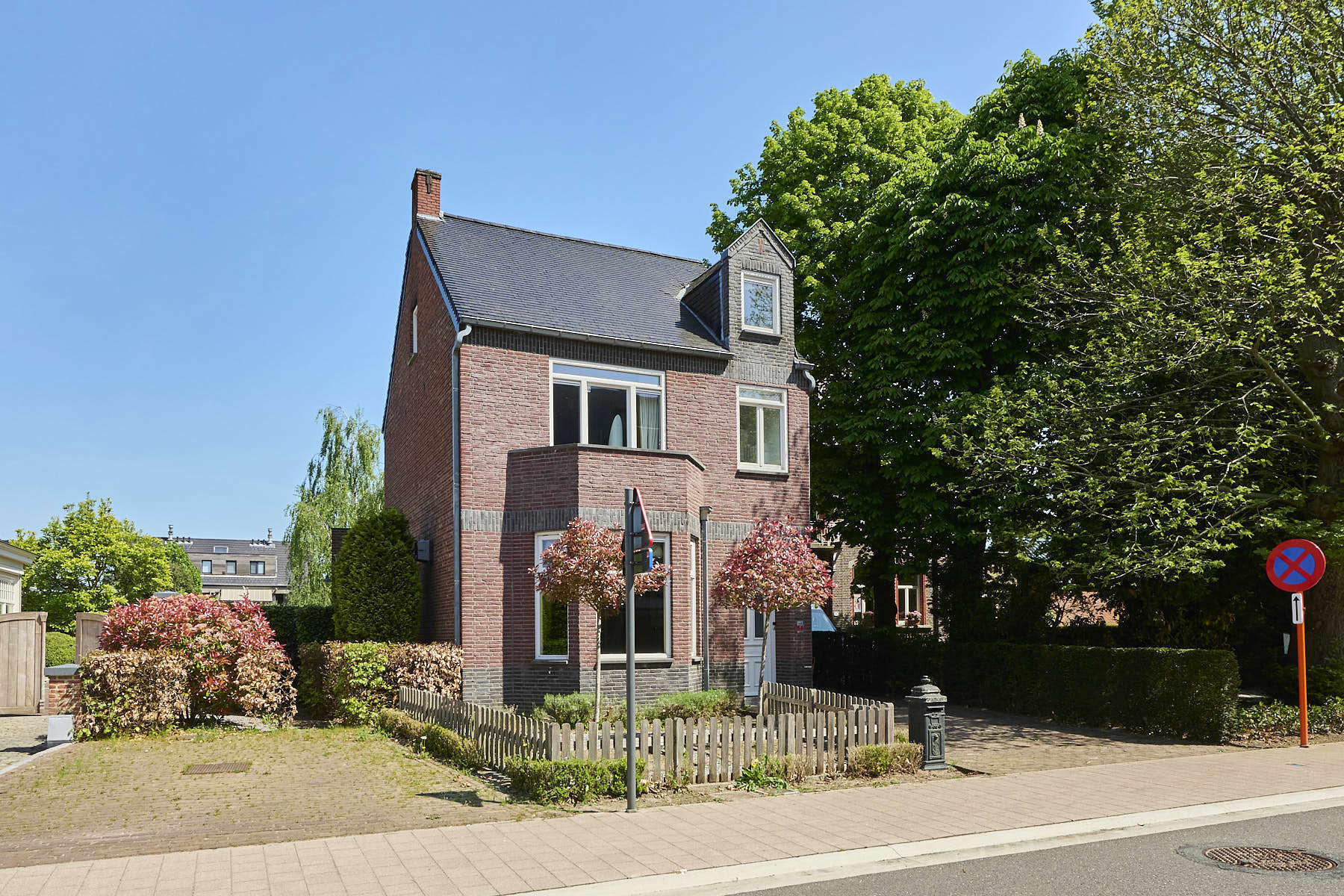 Uniek herenhuis met tuin in het centrum foto {{pictureIndex}}