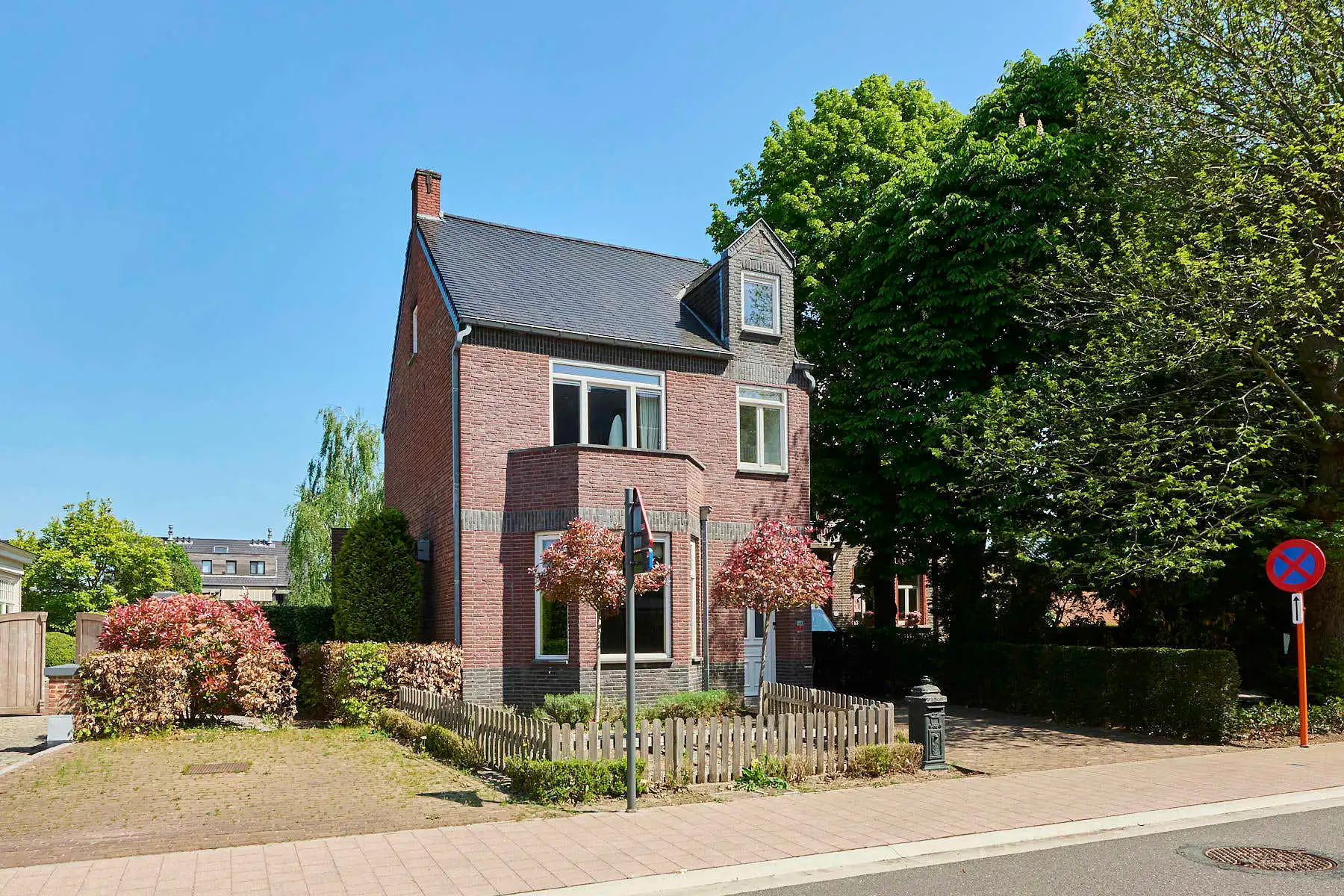 Uniek herenhuis met tuin in het centrum foto {{pictureIndex}}