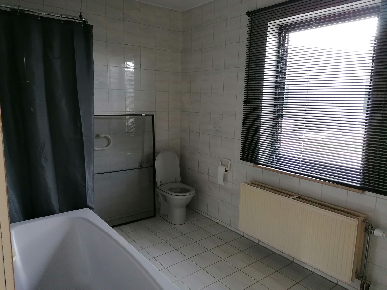 Handelspand met woonst, showroom, loods en bouwgrond foto 22