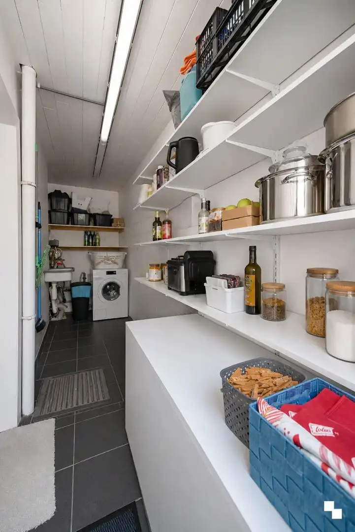 Ruime, volledig gerenoveerde woning met tuin nabij centrum Izegem foto 13