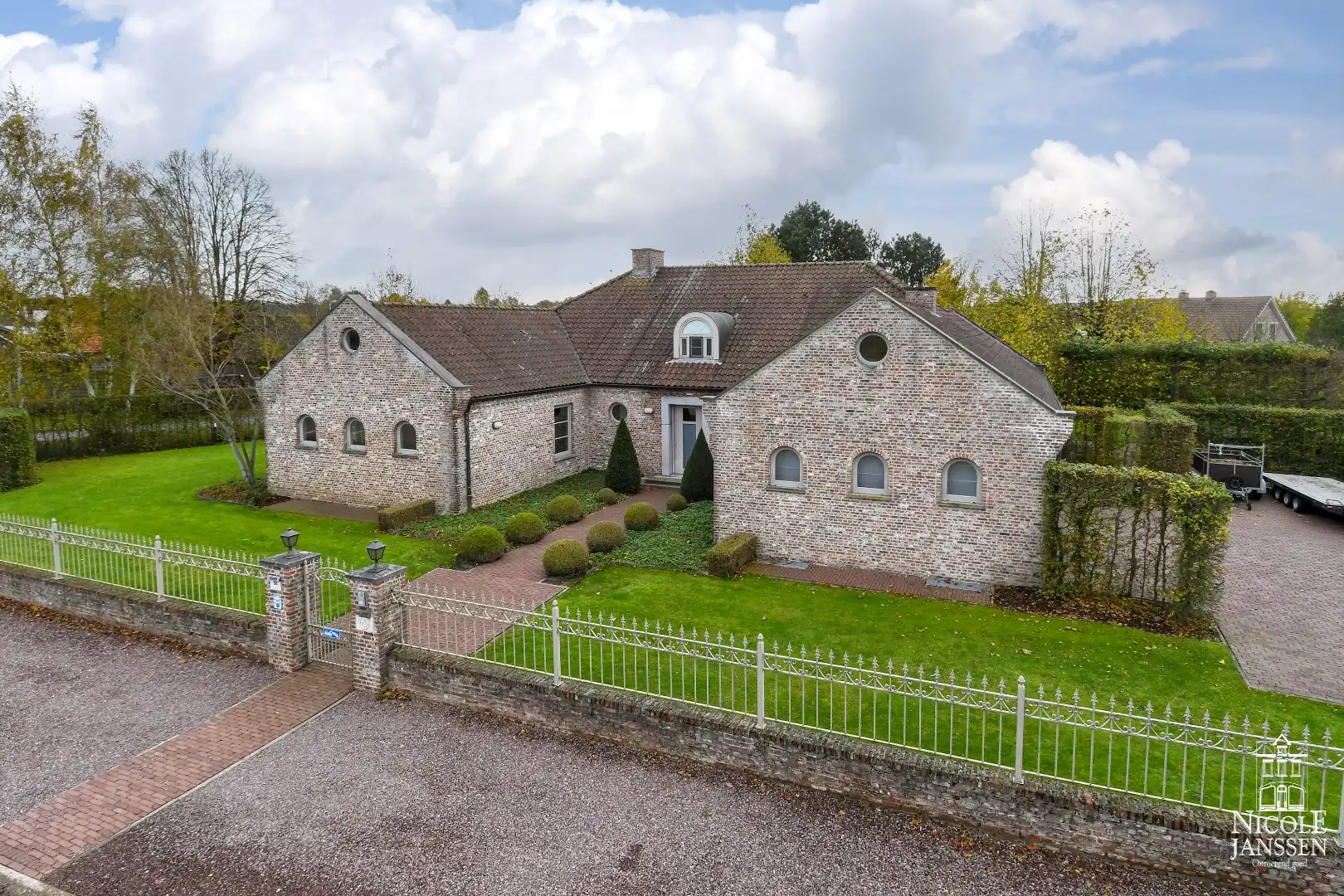 Instapklaar landhuis met tuin en interessant bijgebouw foto {{pictureIndex}}