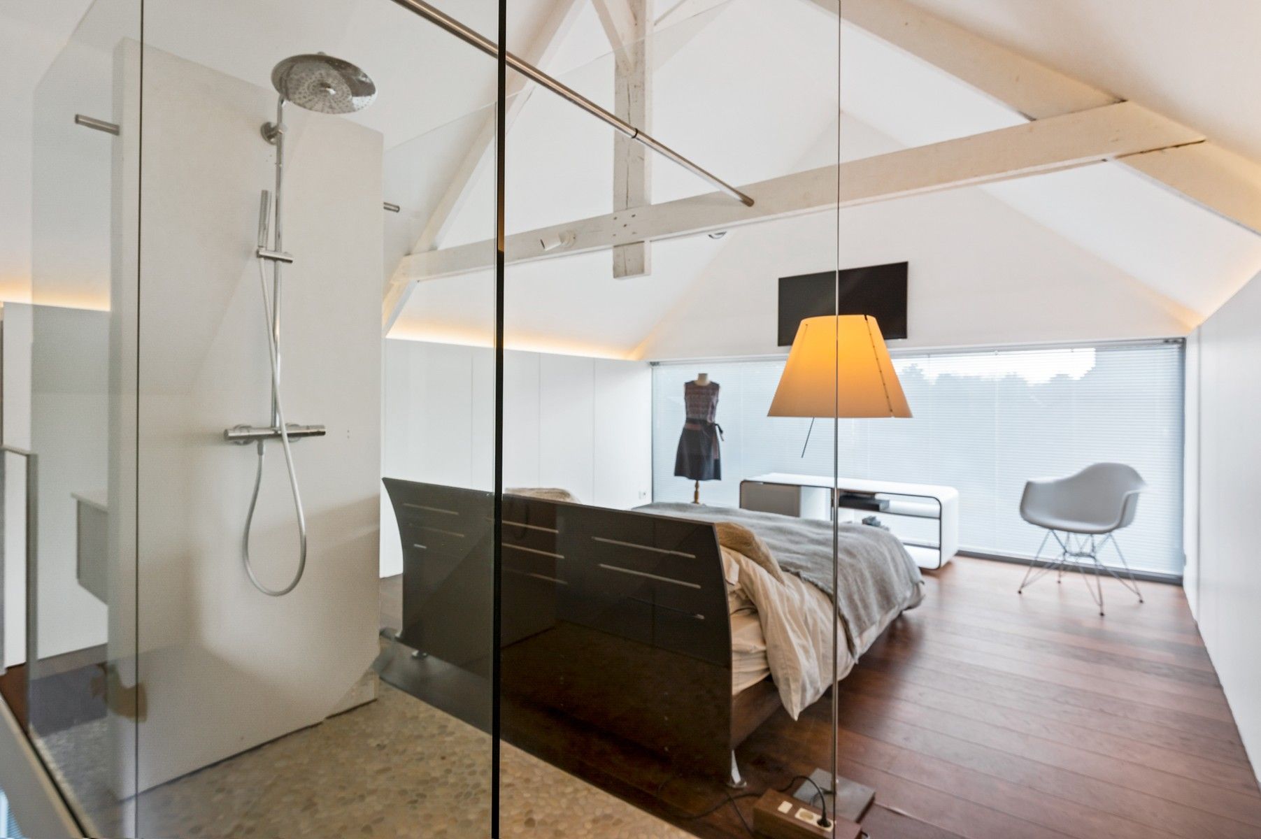 Zeer moderne woning met hoogwaardig afgewerkte binnen- en buitenruimte. foto 28